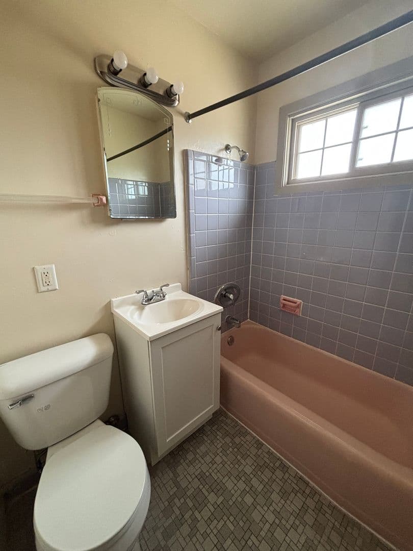 Milwaukee Apartment: 7558 W Nash Street