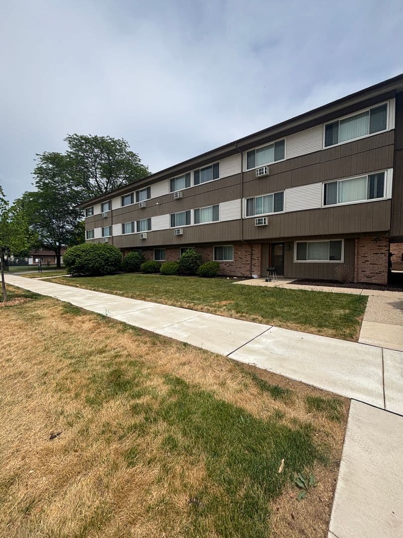 Milwaukee Apartment: 9100-9120 W. Lisbon Ave.