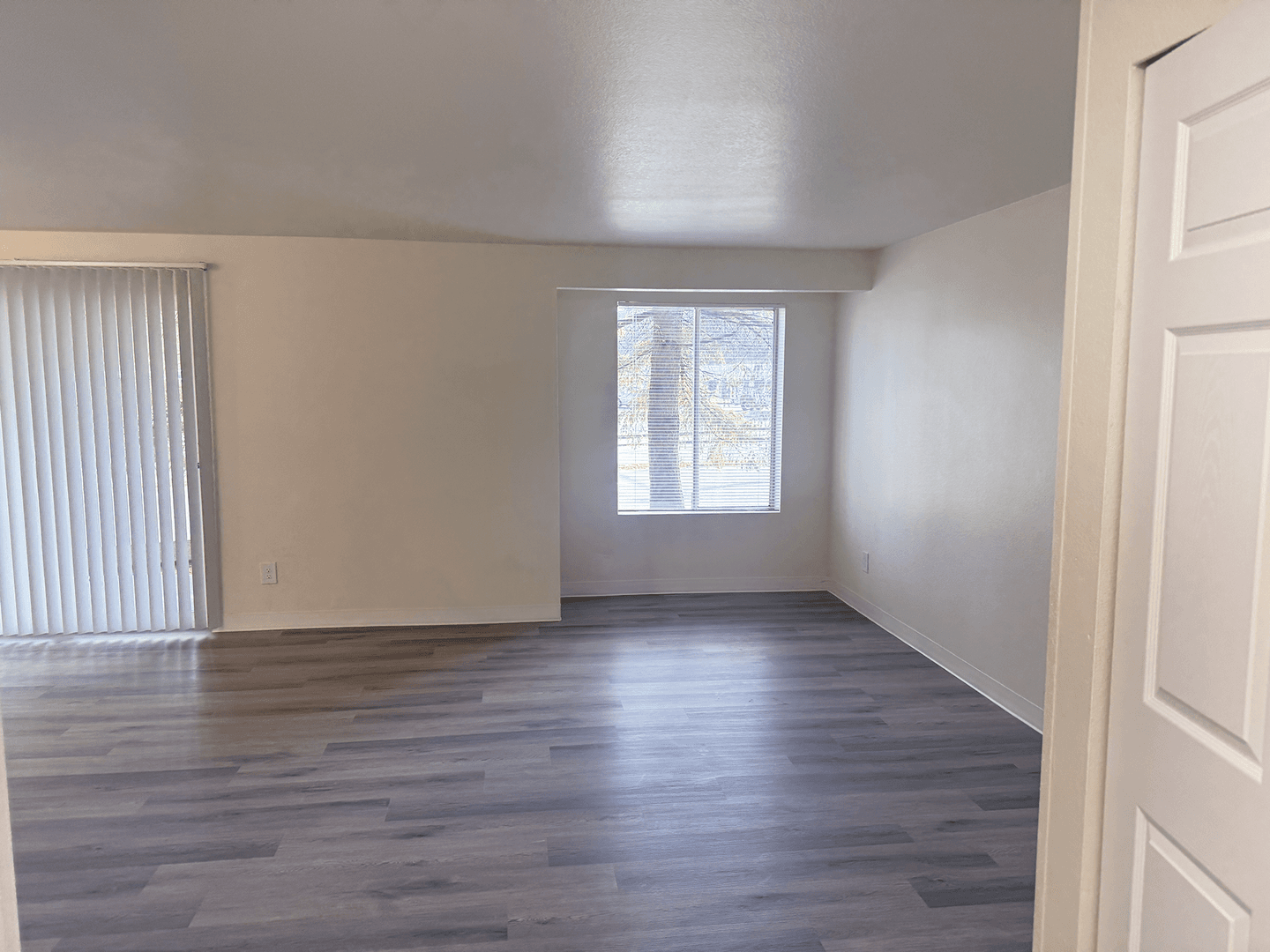 Burien Apartment: 327 S 177th Pl