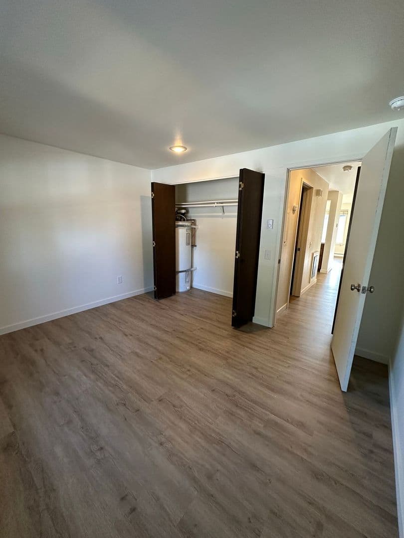 Bellingham Apartment: 2728 West Maplewood Ave