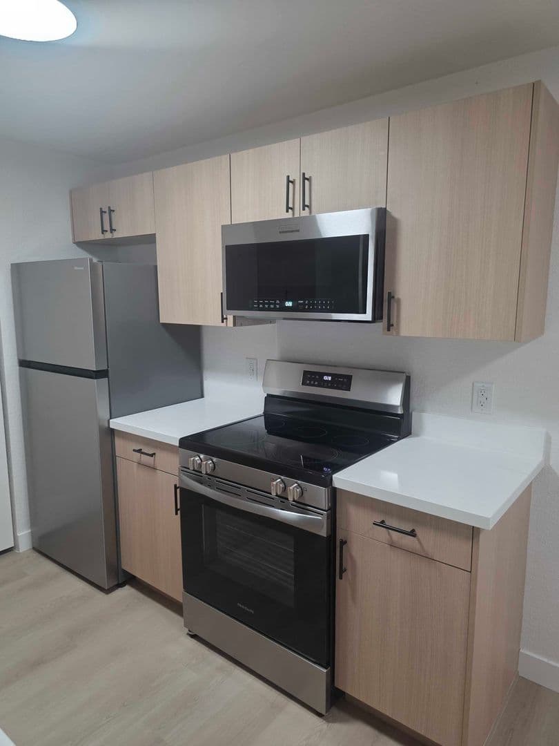 Burien Apartment: 327 S 177th Pl