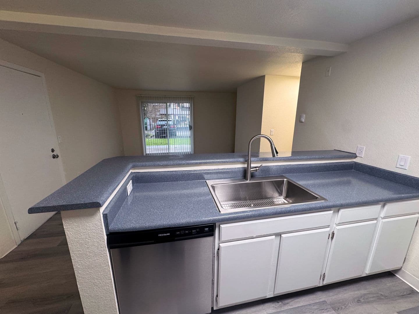 Burien Apartment: 327 S 177th Pl