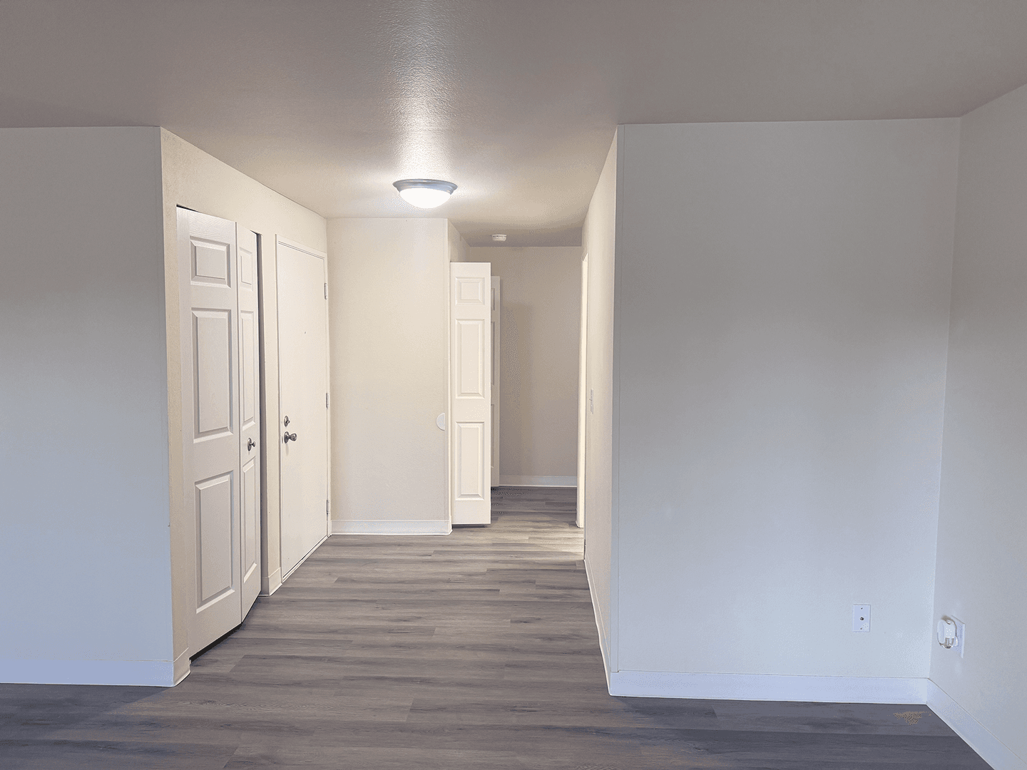 Burien Apartment: 327 S 177th Pl