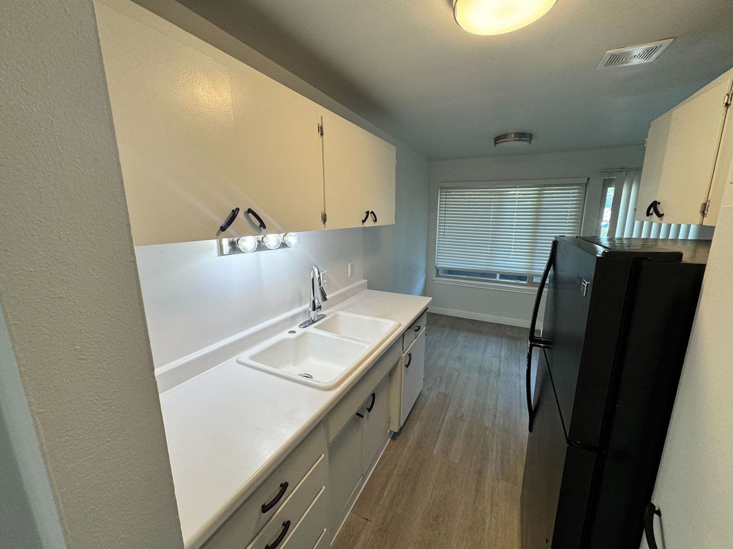 Burien Apartment: 143 S 152nd St