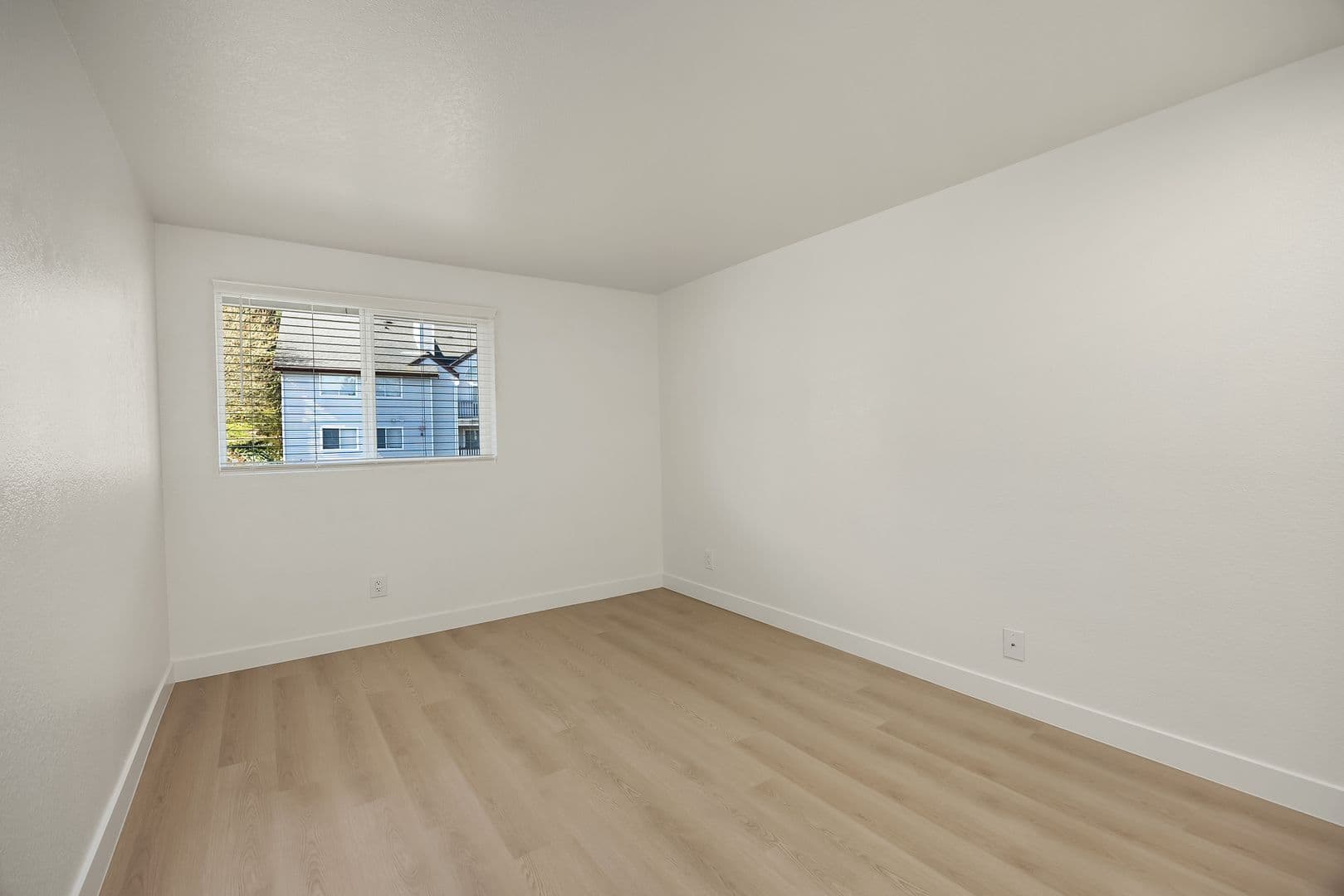 Burien Apartment: 327 S 177th Pl