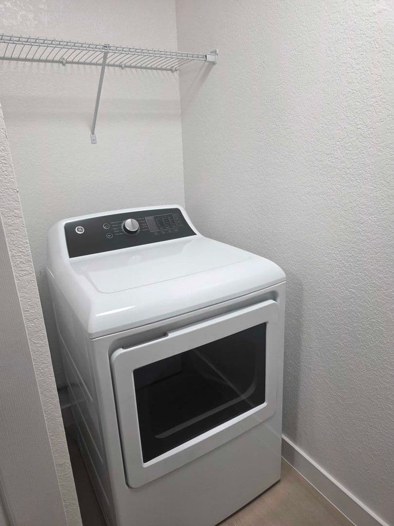 Burien Apartment: 327 S 177th Pl