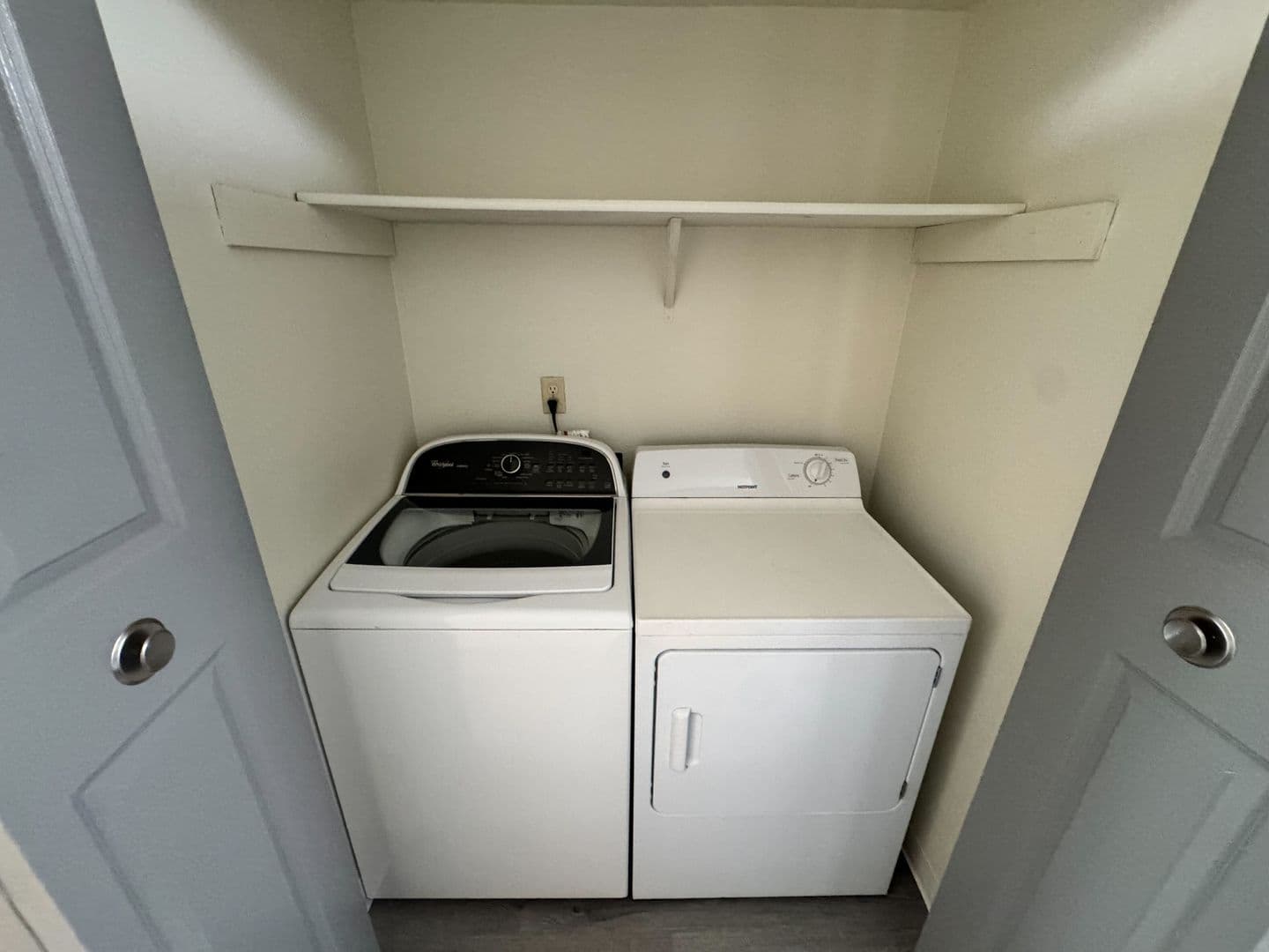 Burien Apartment: 327 S 177th Pl