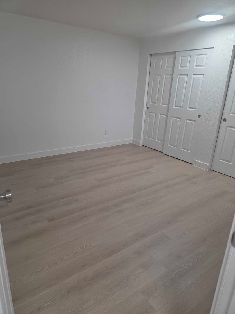 Burien Apartment: 327 S 177th Pl