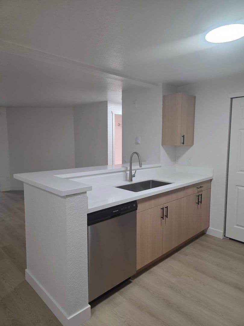 Burien Apartment: 327 S 177th Pl