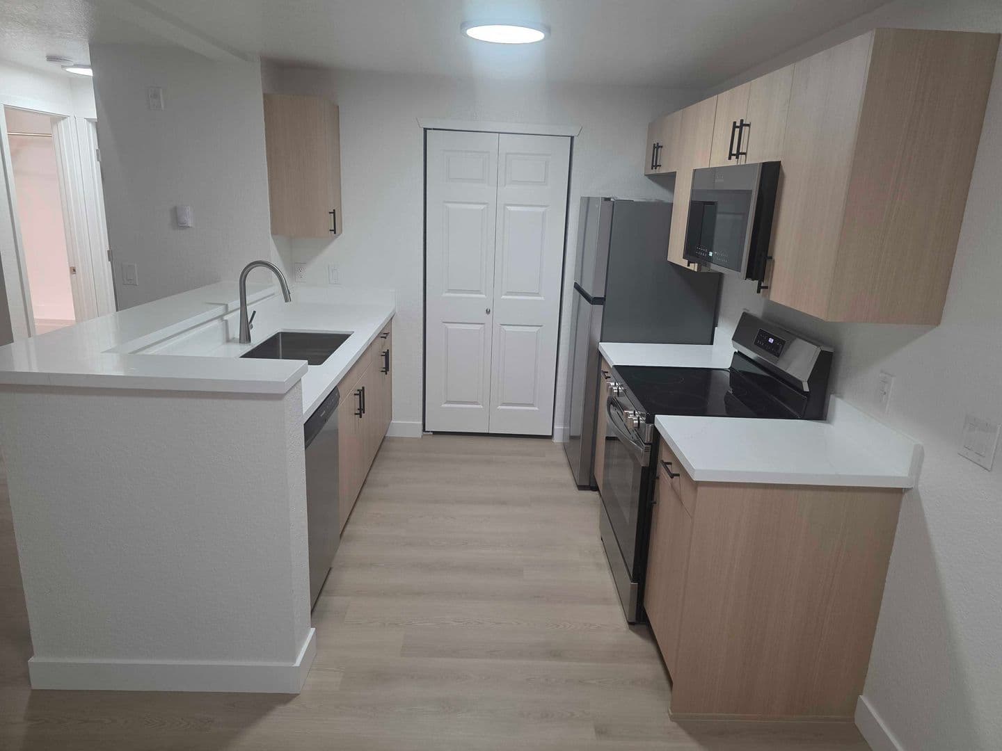 Burien Apartment: 327 S 177th Pl