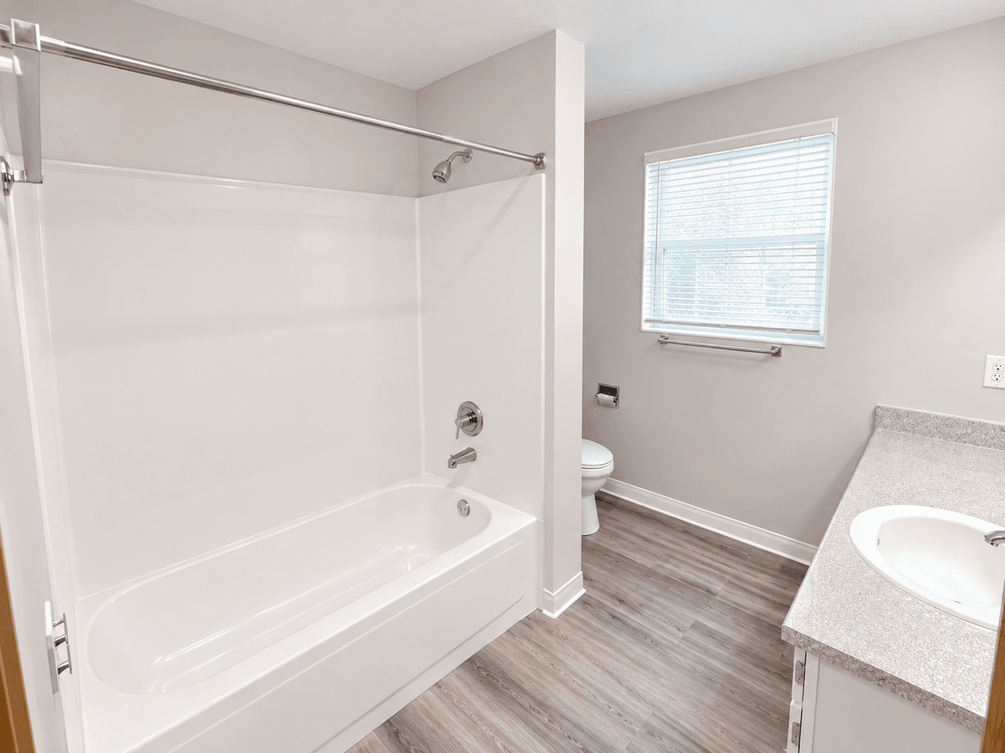 Burien Apartment: 327 S 177th Pl