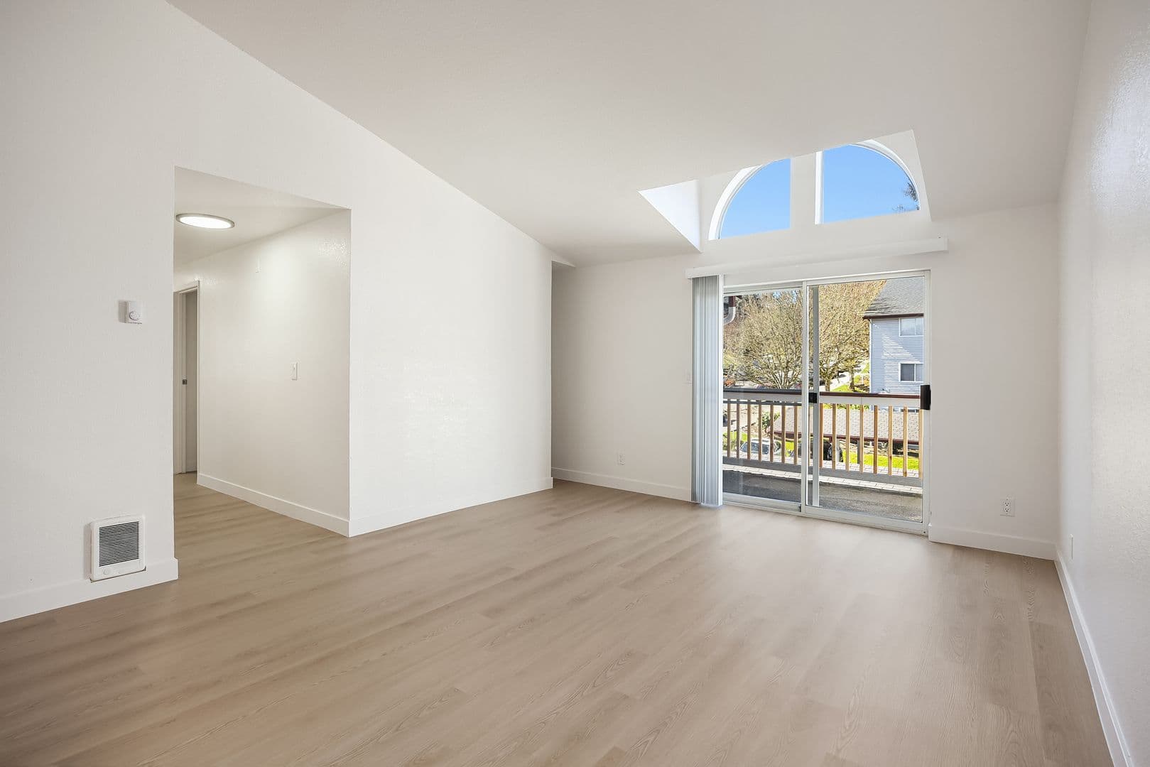 Burien Apartment: 327 S 177th Pl