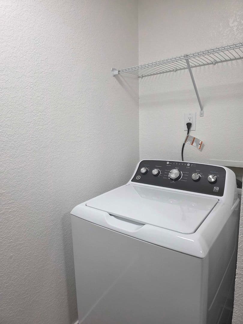 Burien Apartment: 327 S 177th Pl