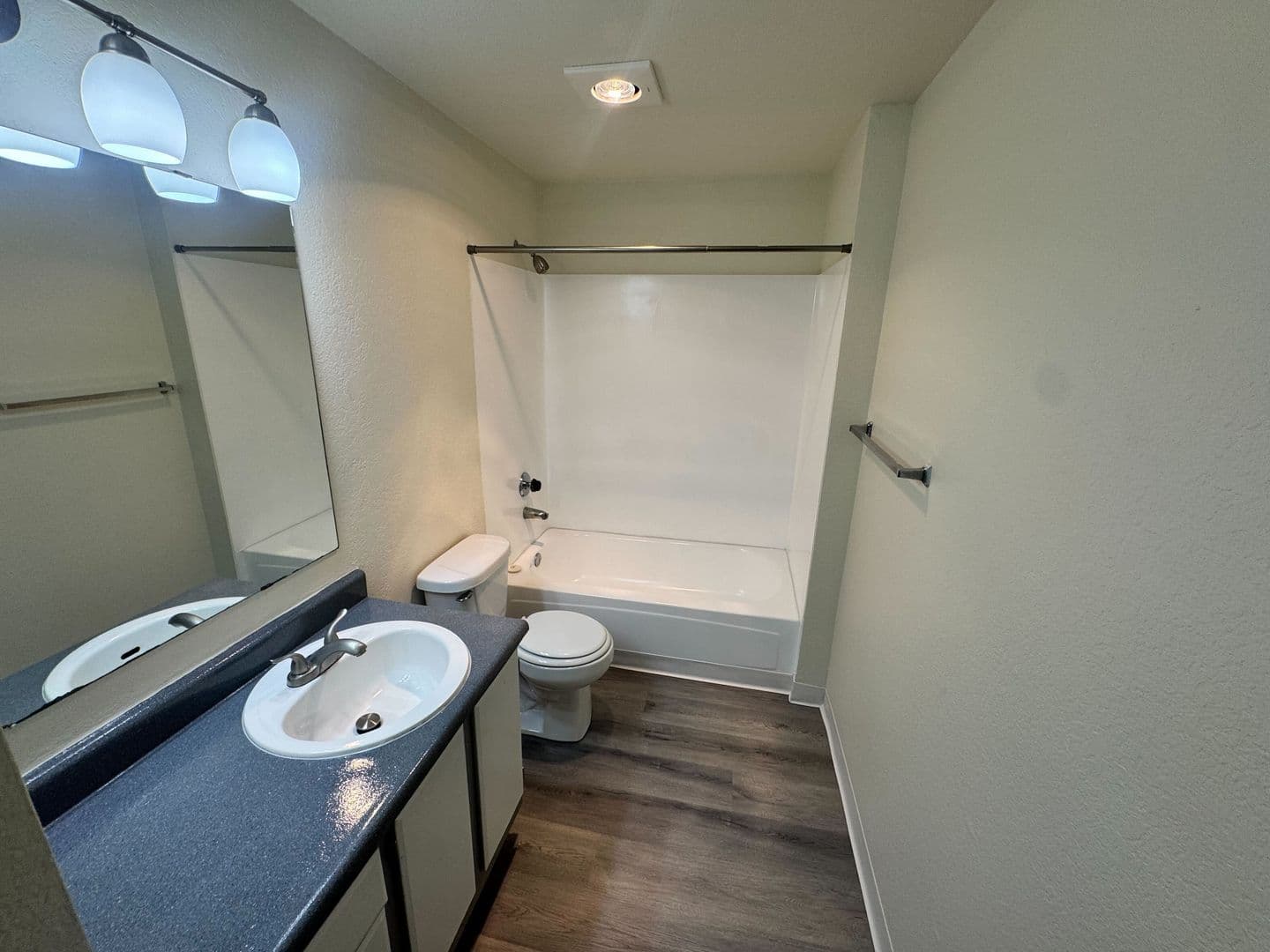 Burien Apartment: 327 S 177th Pl