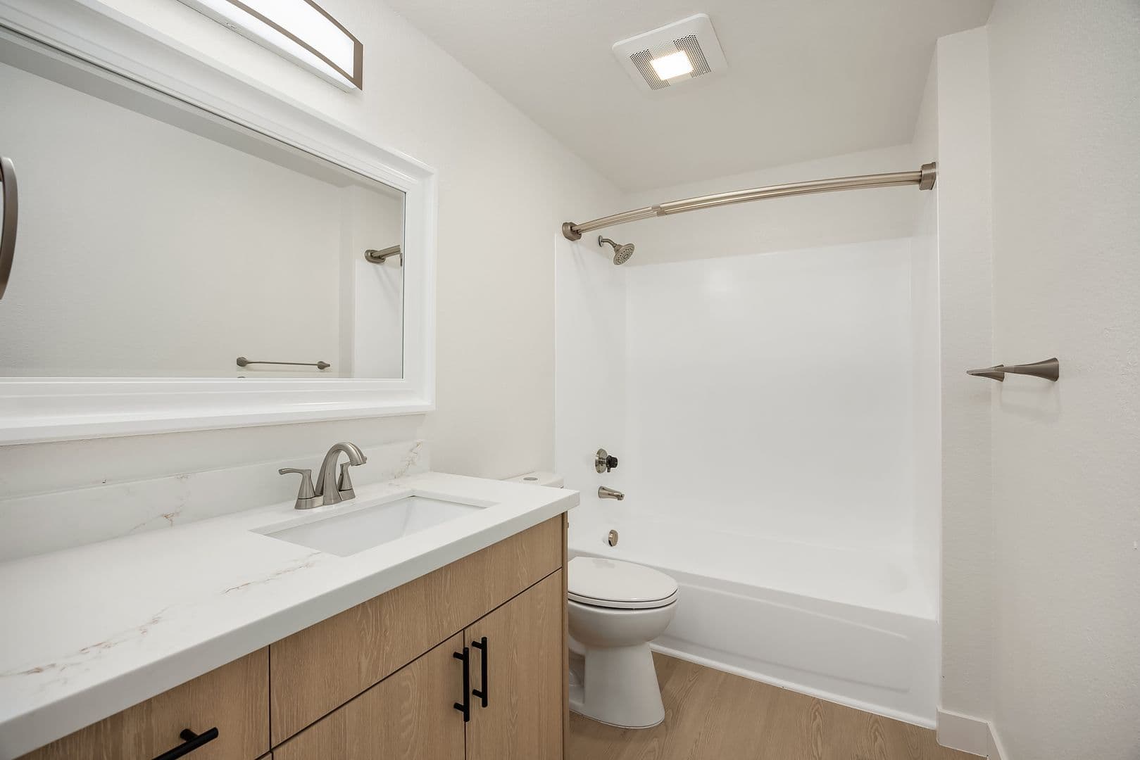 Burien Apartment: 327 S 177th Pl