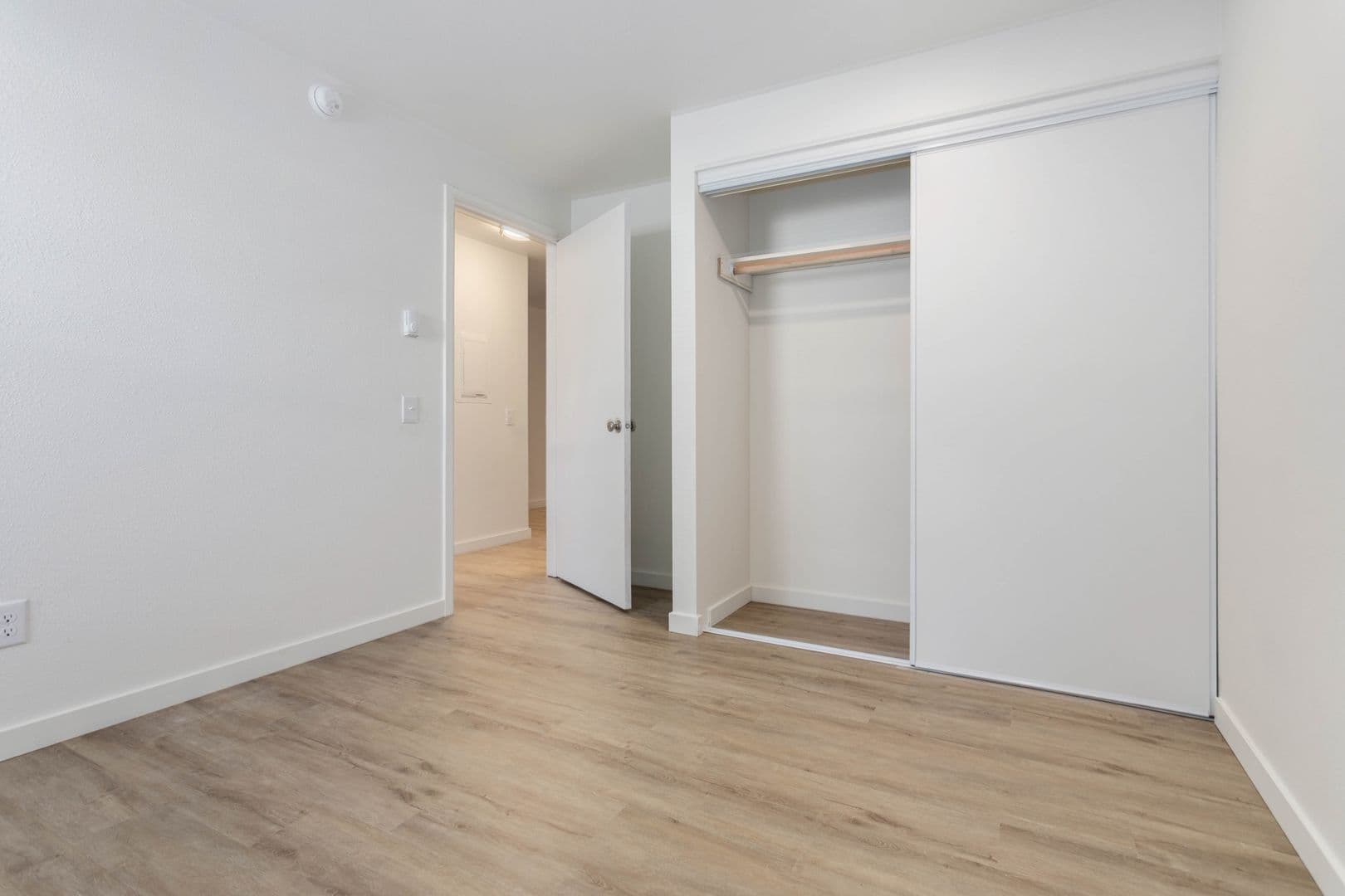 Bellingham Apartment: 2728 West Maplewood Ave