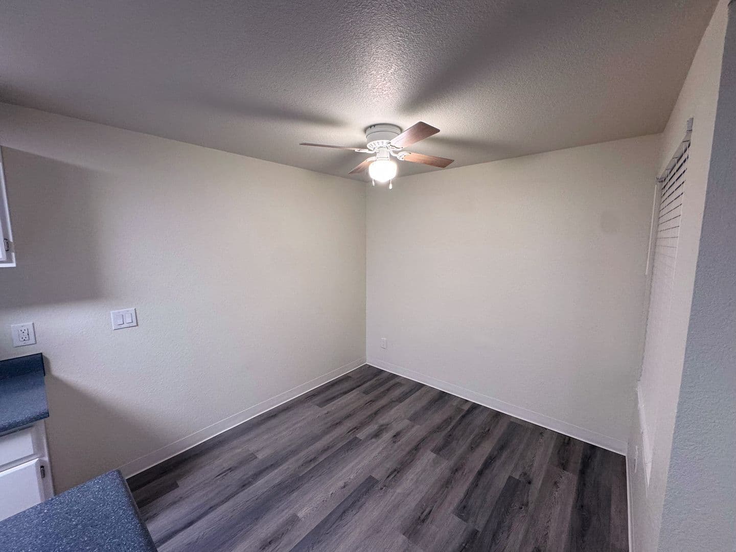 Burien Apartment: 327 S 177th Pl