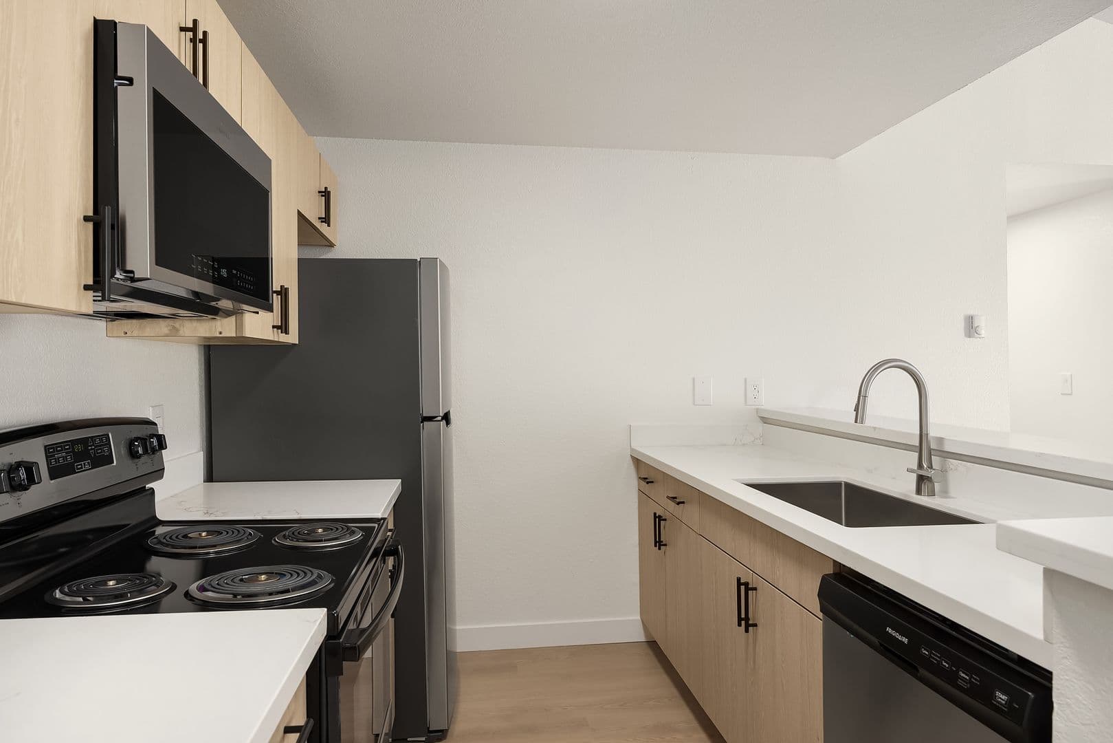 Burien Apartment: 327 S 177th Pl
