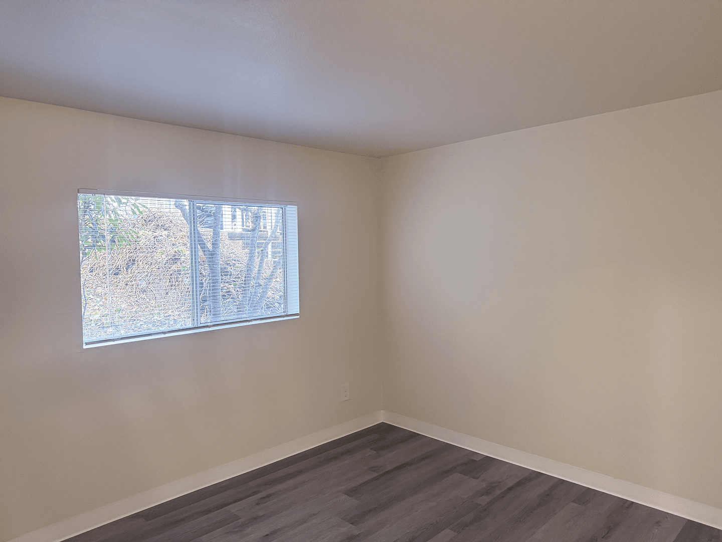 Burien Apartment: 327 S 177th Pl