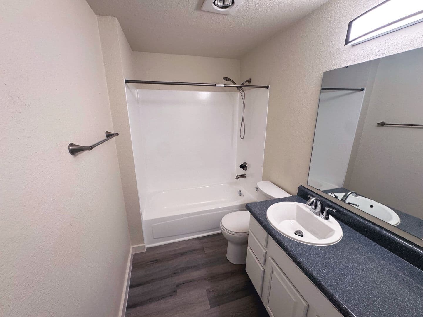 Burien Apartment: 327 S 177th Pl