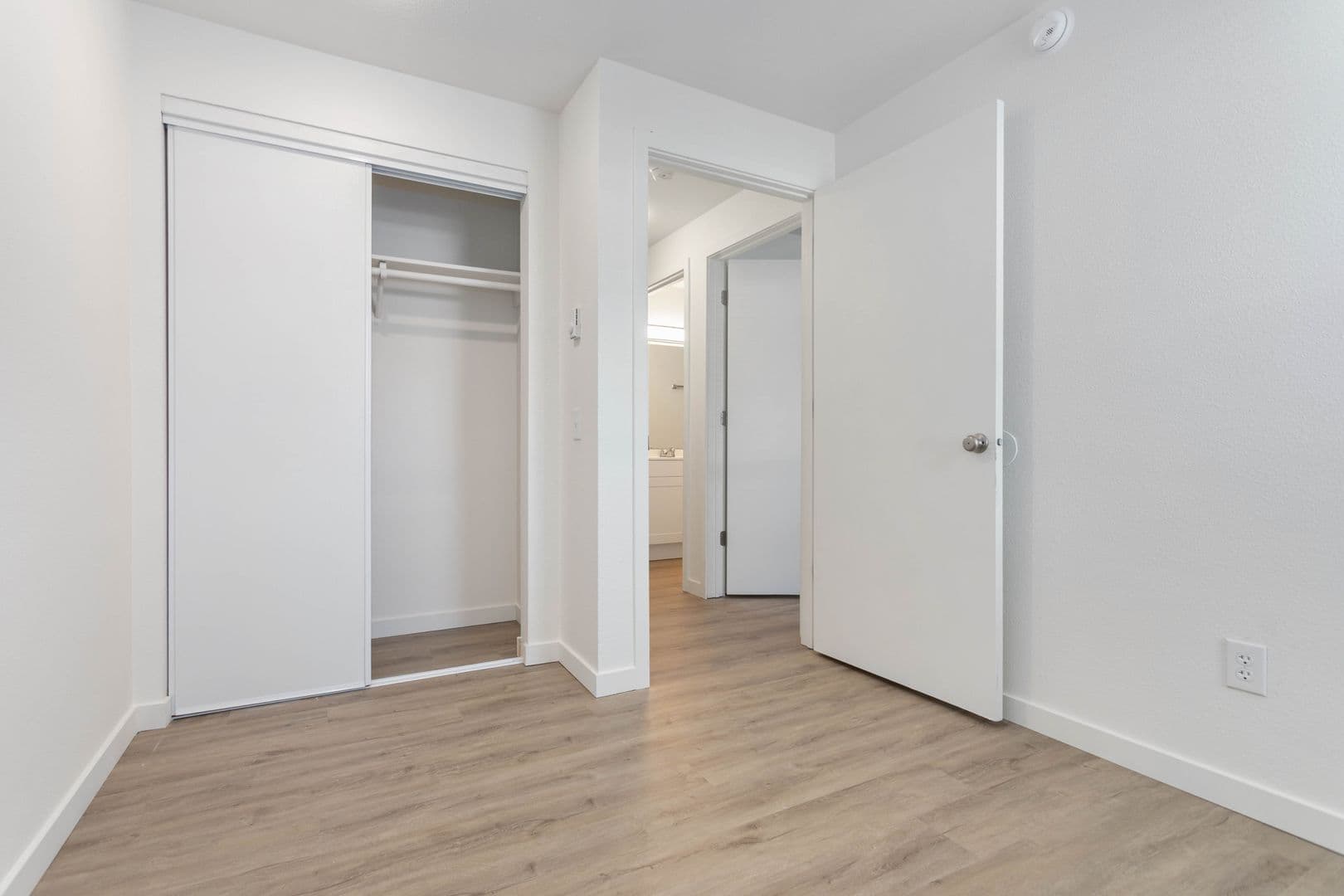 Bellingham Apartment: 2728 West Maplewood Ave