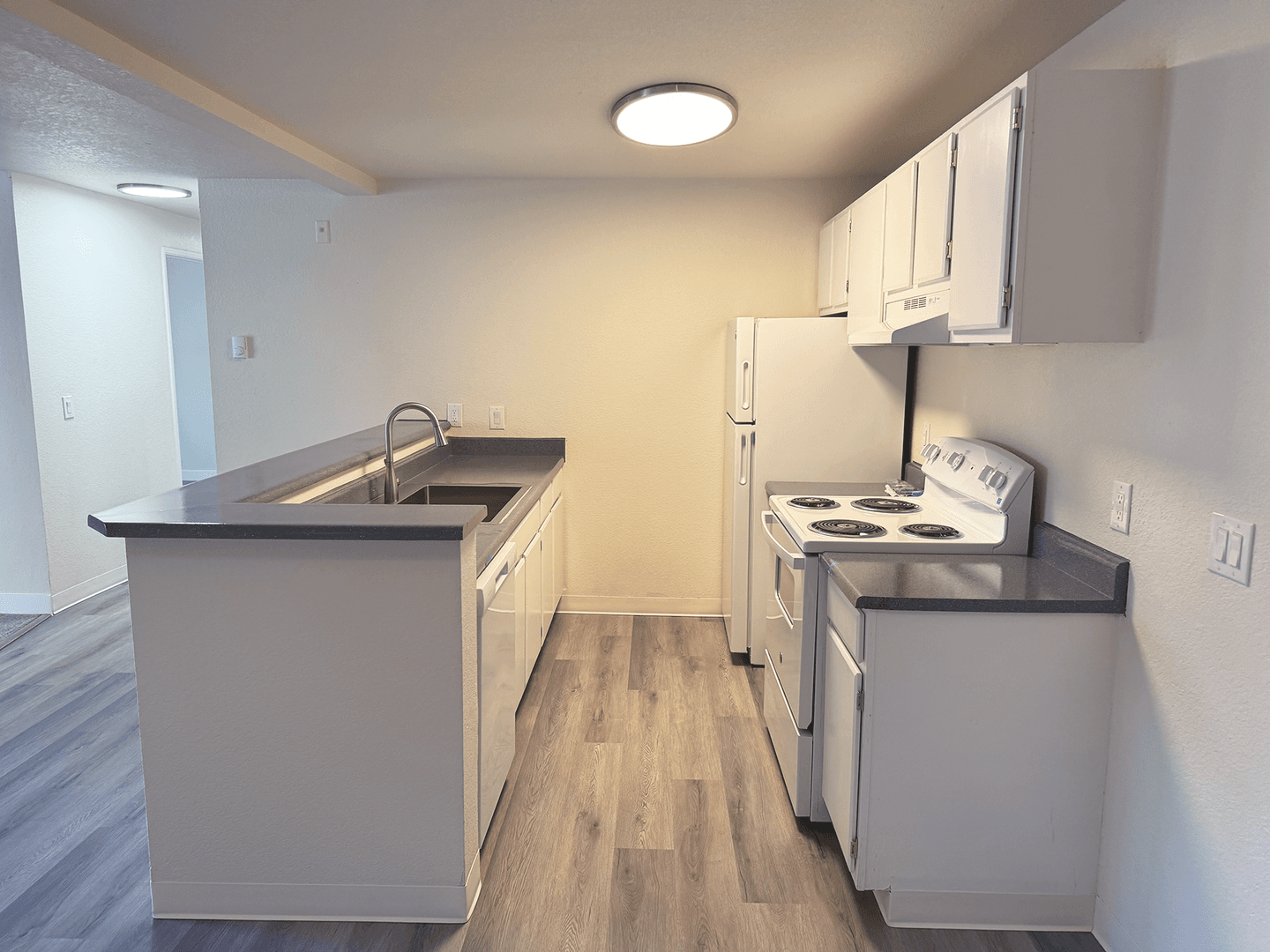 Burien Apartment: 327 S 177th Pl