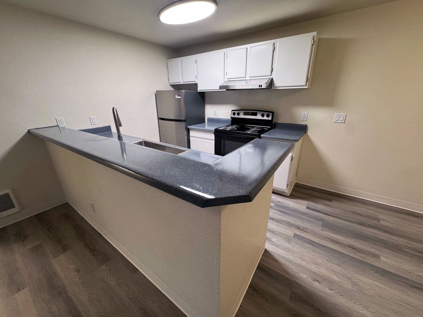 Burien Apartment: 327 S 177th Pl