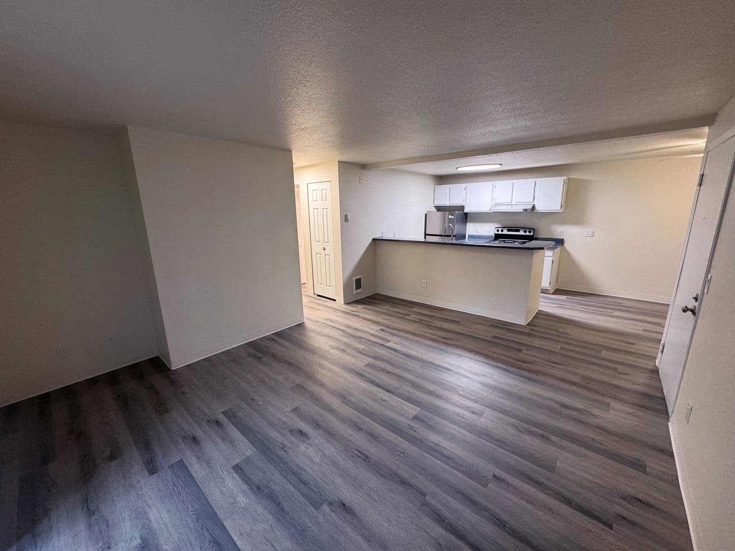 Burien Apartment: 327 S 177th Pl