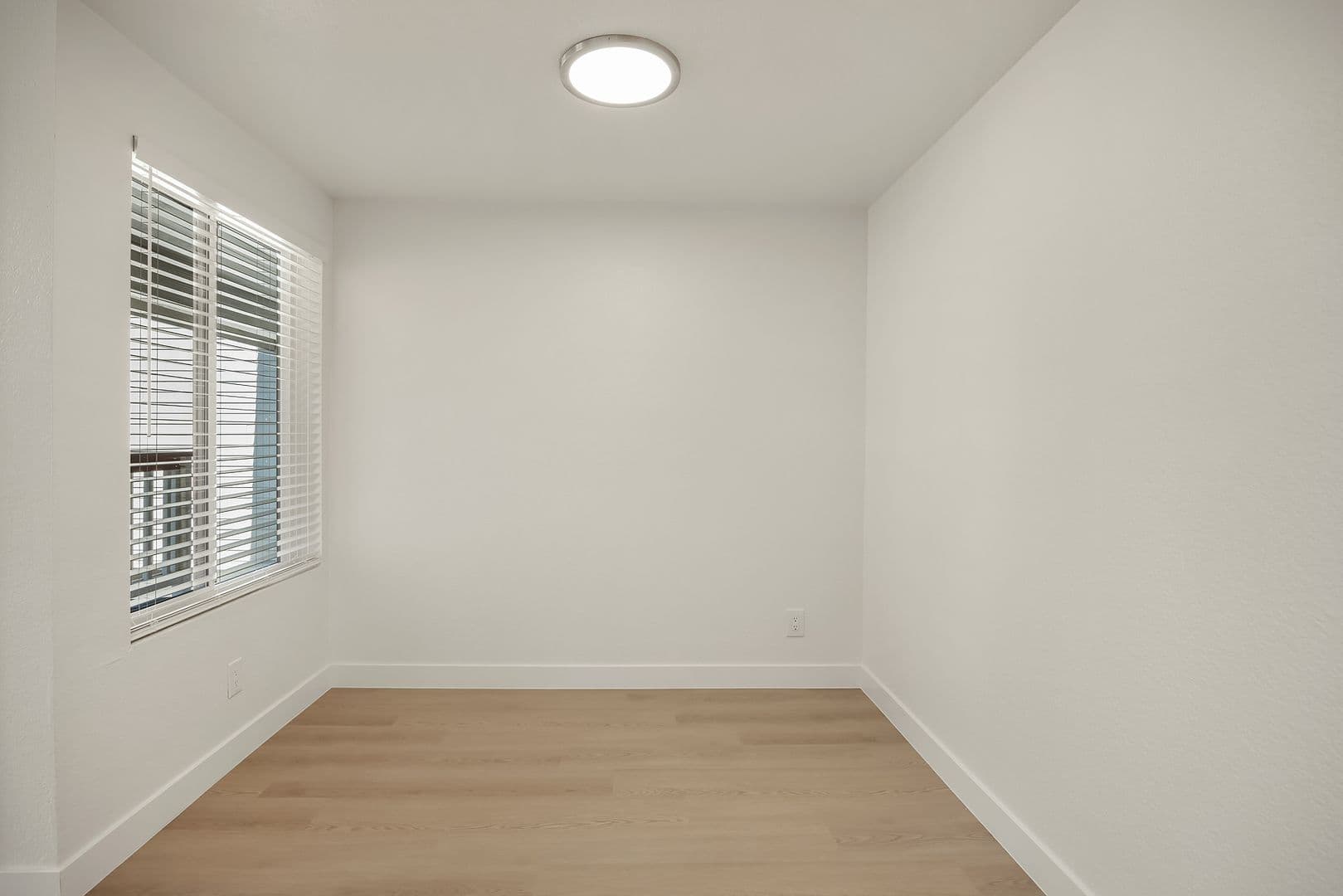 Burien Apartment: 327 S 177th Pl