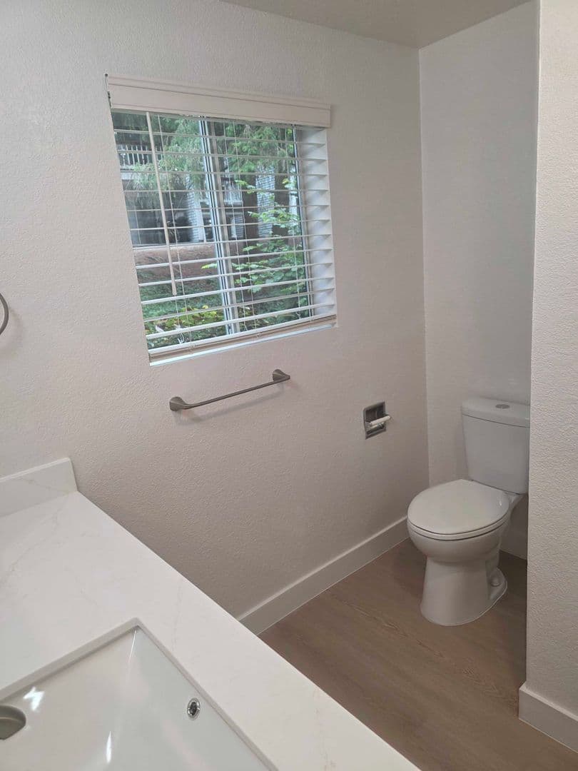 Burien Apartment: 327 S 177th Pl
