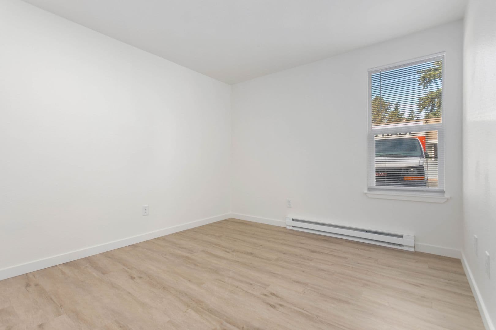 Bellingham Apartment: 2728 West Maplewood Ave