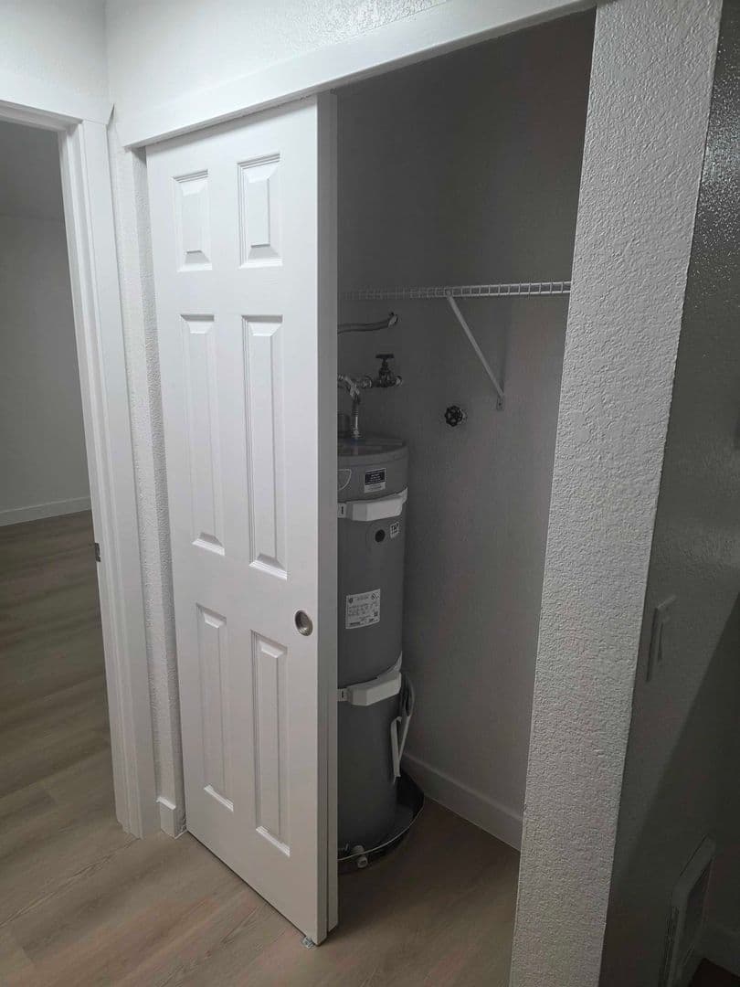 Burien Apartment: 327 S 177th Pl