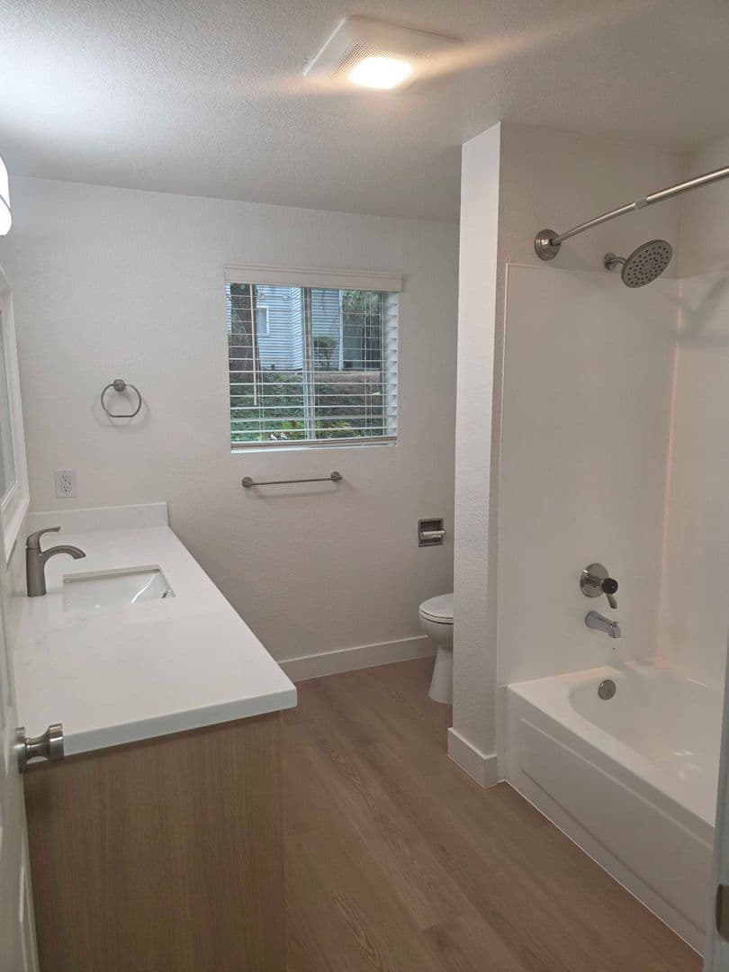 Burien Apartment: 327 S 177th Pl