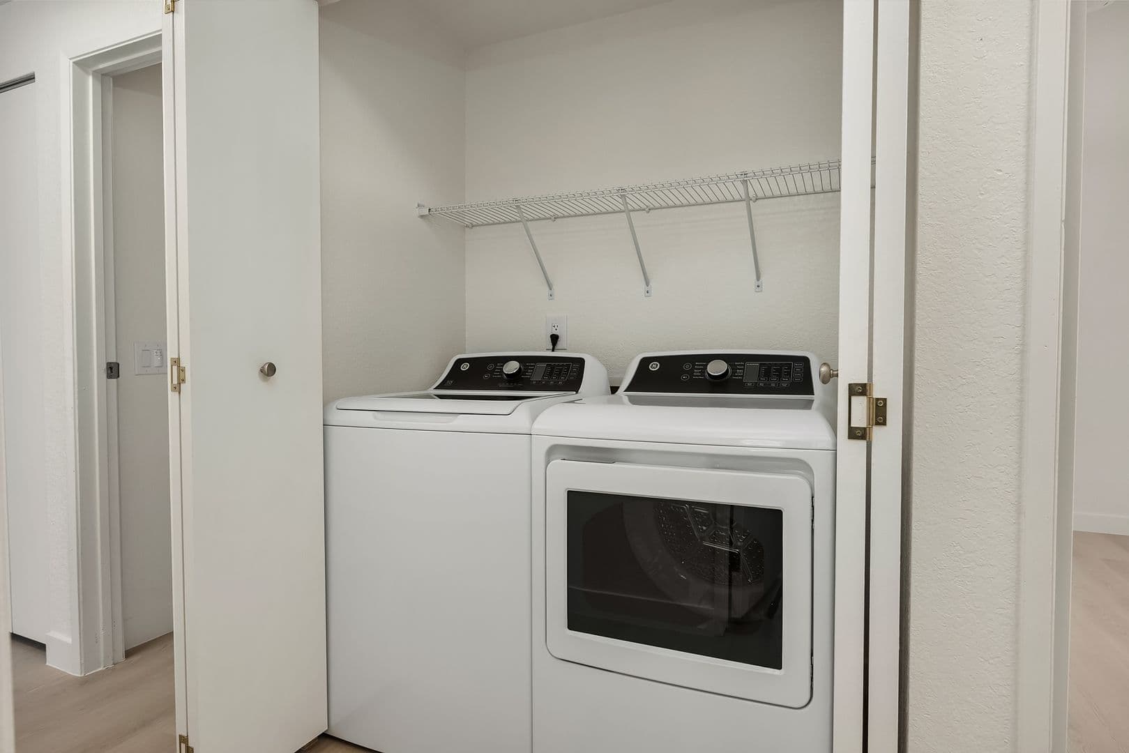 Burien Apartment: 327 S 177th Pl