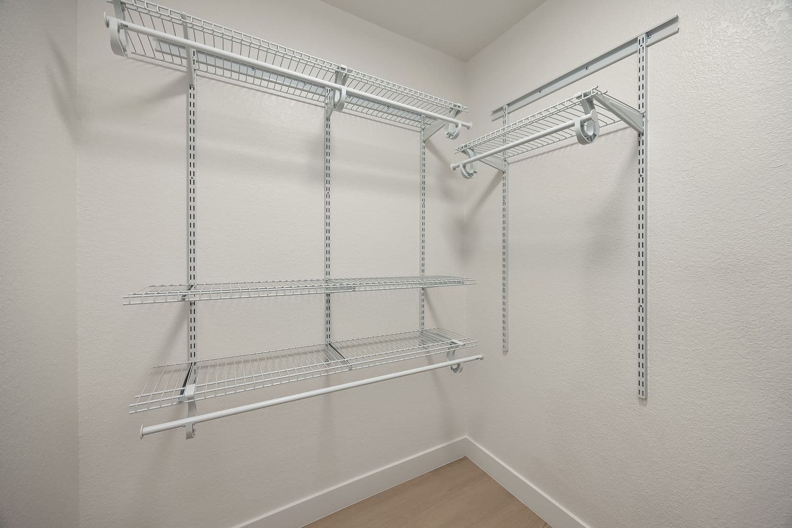 Burien Apartment: 327 S 177th Pl