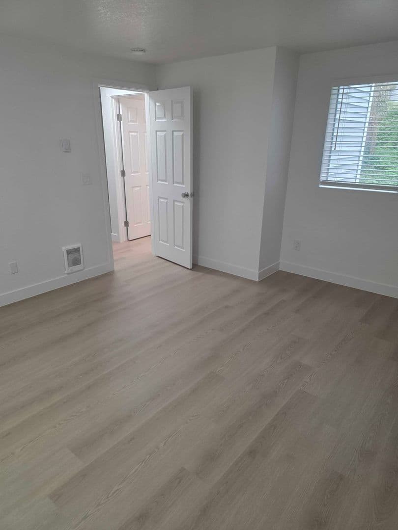 Burien Apartment: 327 S 177th Pl