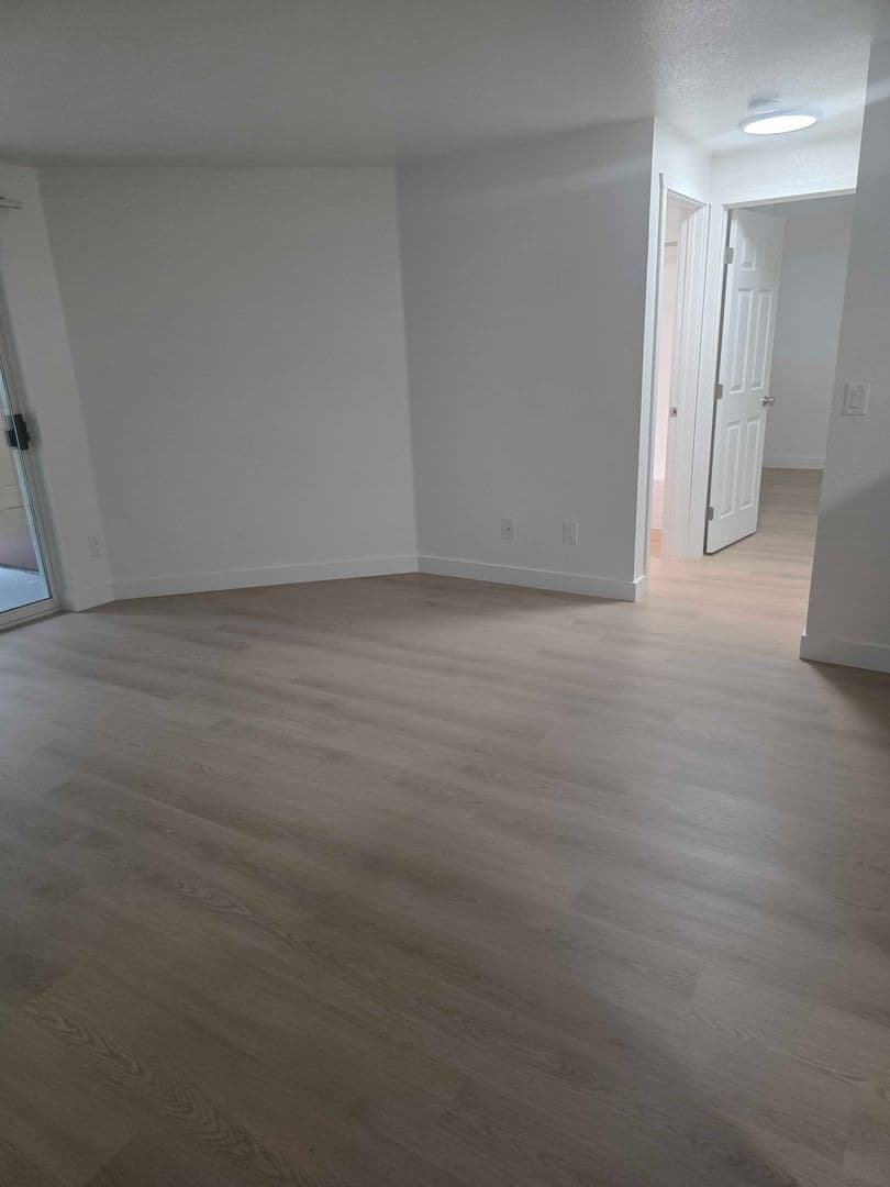 Burien Apartment: 327 S 177th Pl