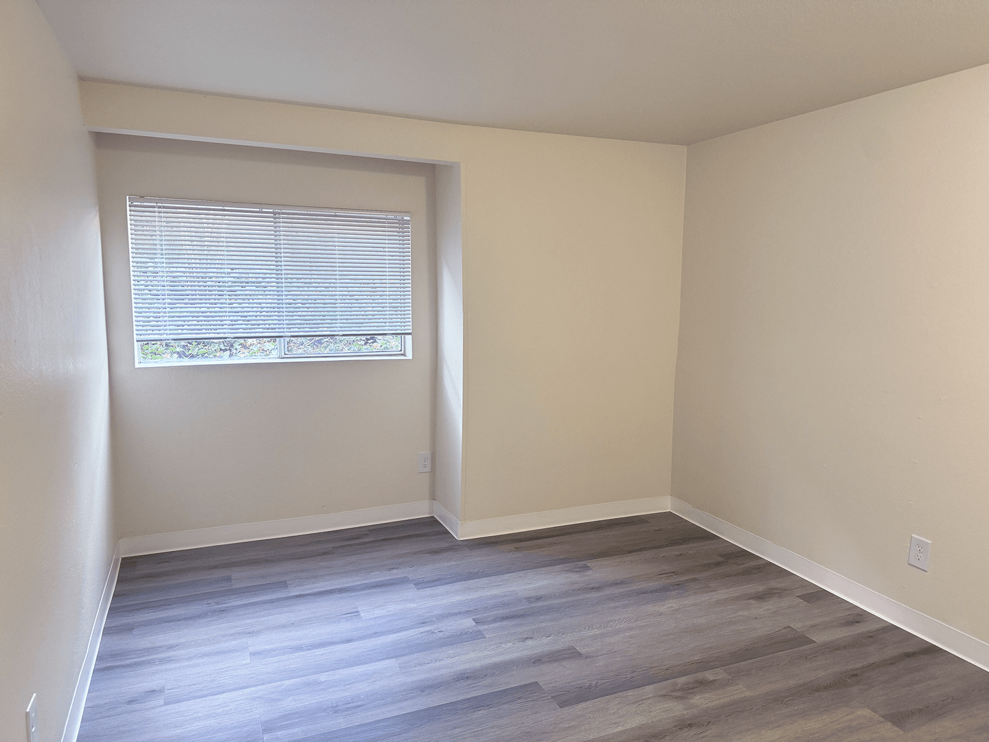 Burien Apartment: 327 S 177th Pl
