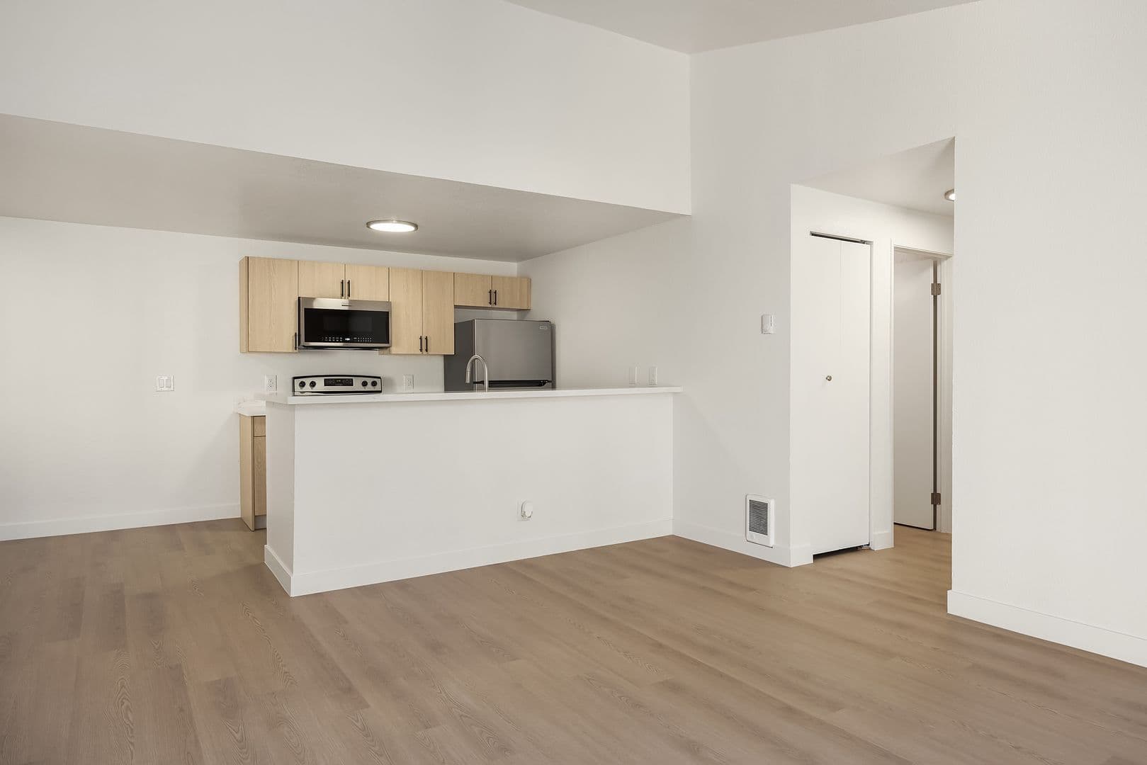 Burien Apartment: 327 S 177th Pl
