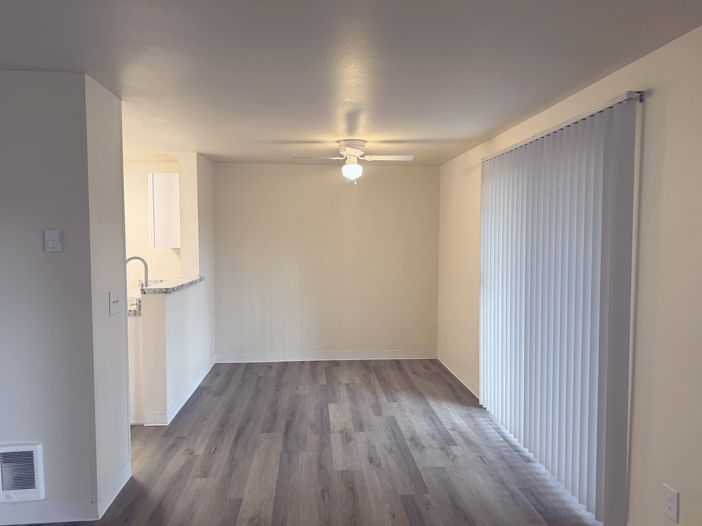 Burien Apartment: 327 S 177th Pl