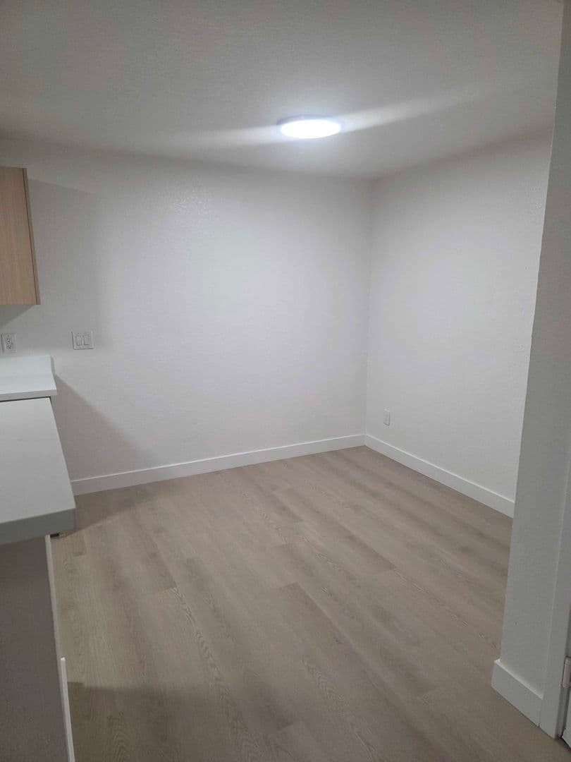 Burien Apartment: 327 S 177th Pl