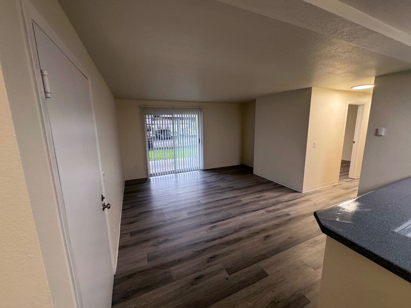 Burien Apartment: 327 S 177th Pl