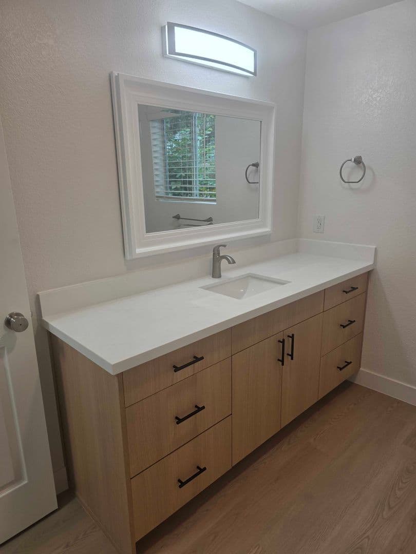 Burien Apartment: 327 S 177th Pl