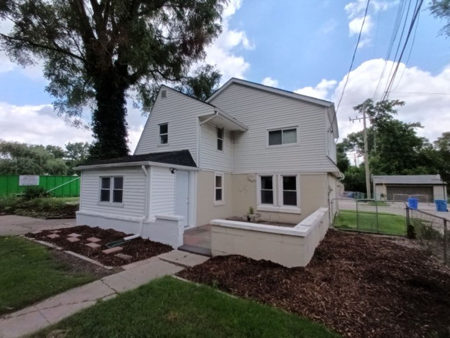 Warren House: 2044 Garrick