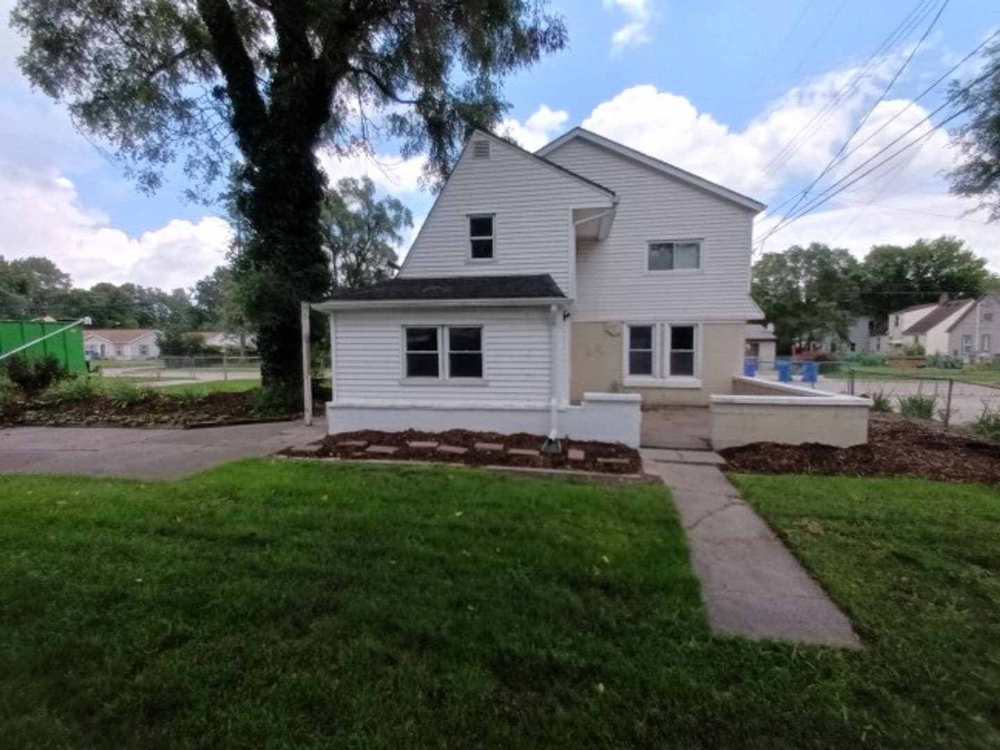Warren House: 2044 Garrick