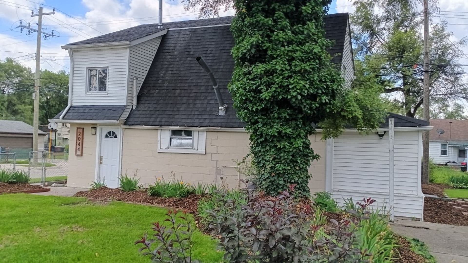 Warren House: 2044 Garrick