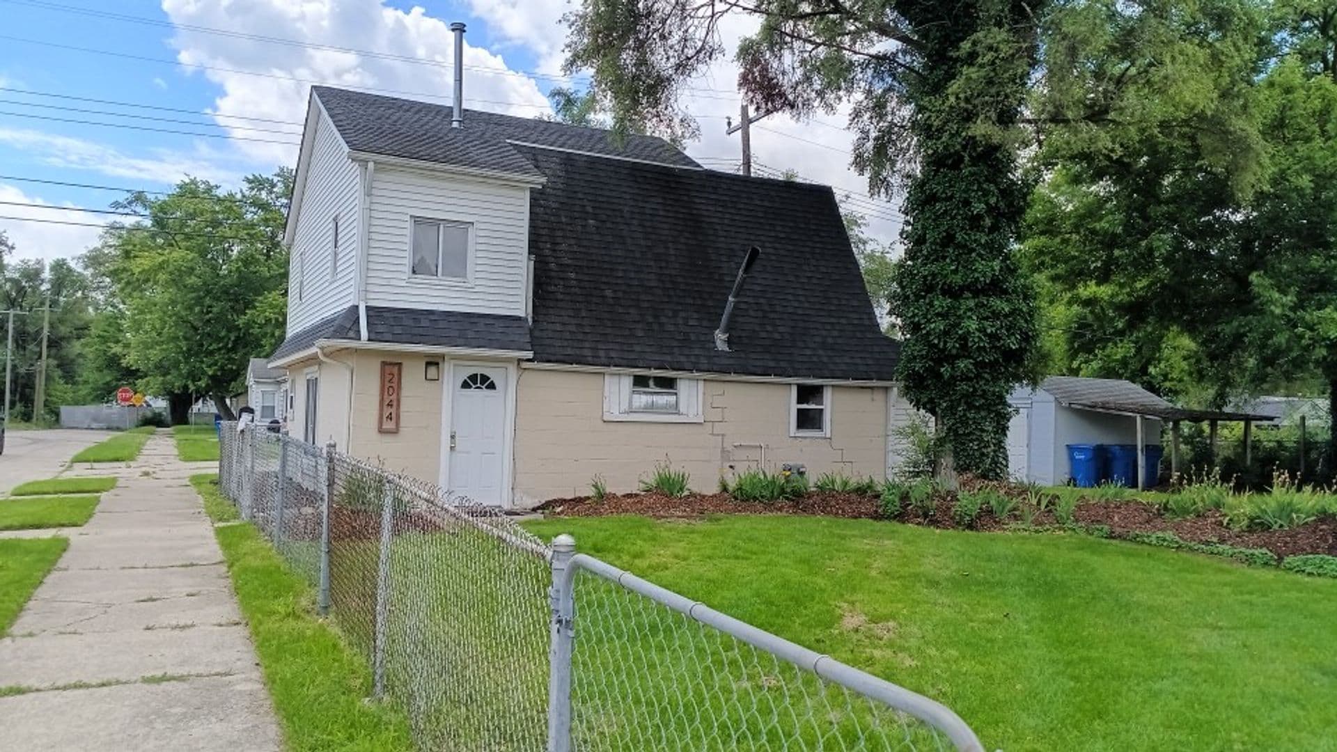 Warren House: 2044 Garrick