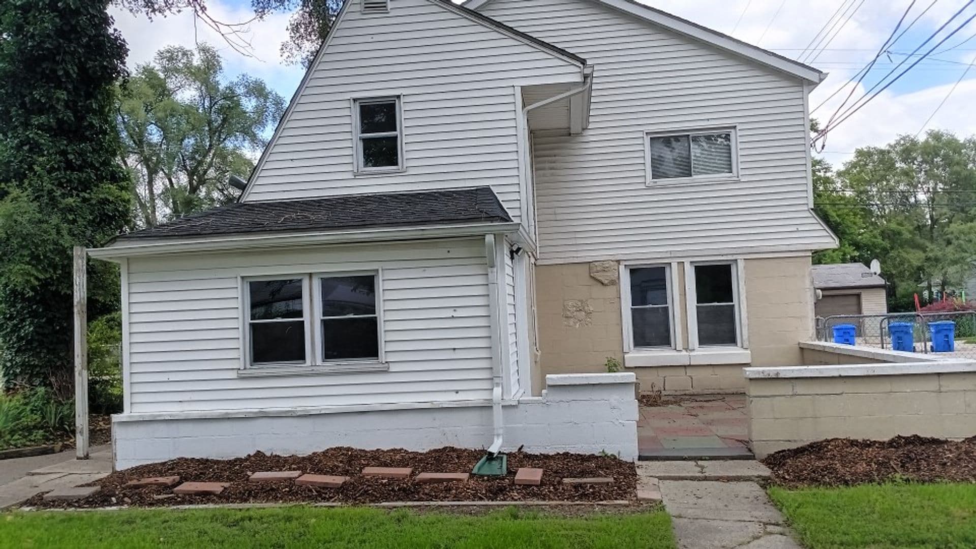 Warren House: 2044 Garrick