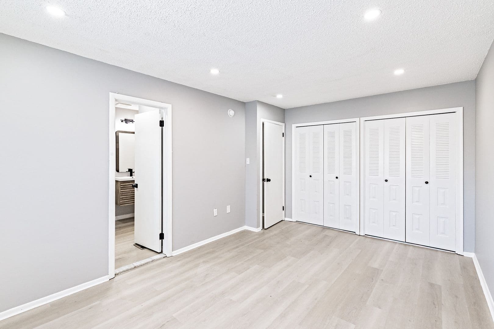 Lindenwold House: 29 Chiswick Dr