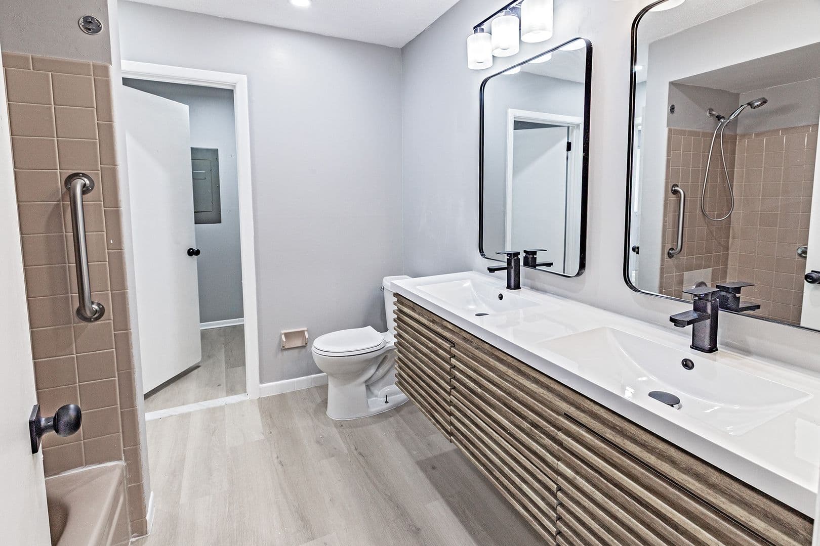 Lindenwold House: 29 Chiswick Dr